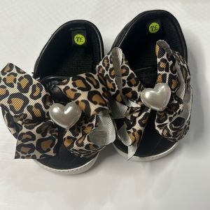 baby slips on shoes with leopard bow